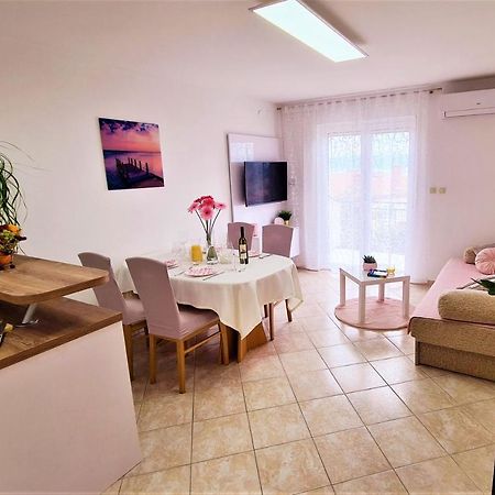 Apartment Karamarko Malinska Eksteriør billede