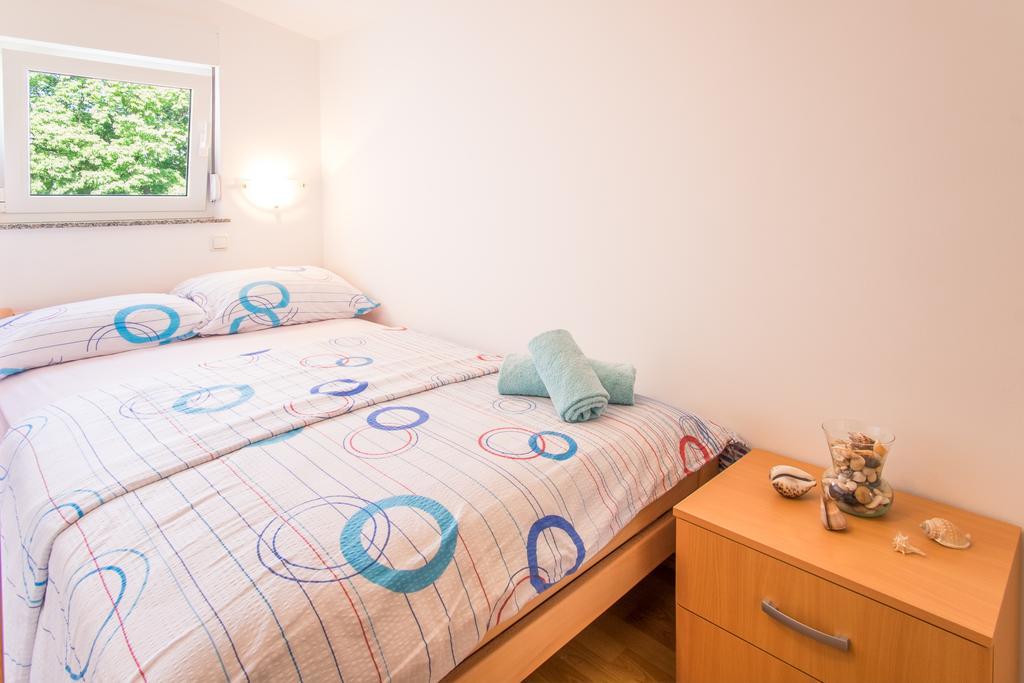 Apartment Karamarko Malinska Eksteriør billede